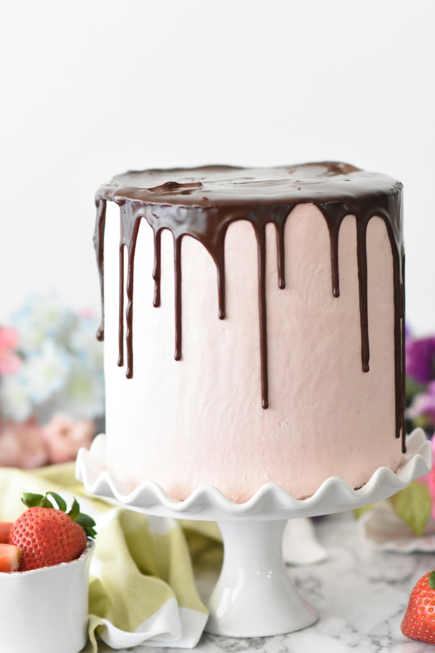 Bolo rosa com cobertura de chocolate